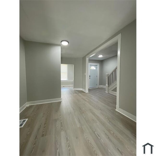 Building Photo - 3 Bedroom Completely rehabbed