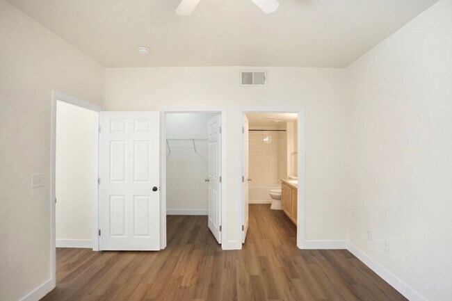 Building Photo - 3 Bedroom Northwest Condo-Gate Community