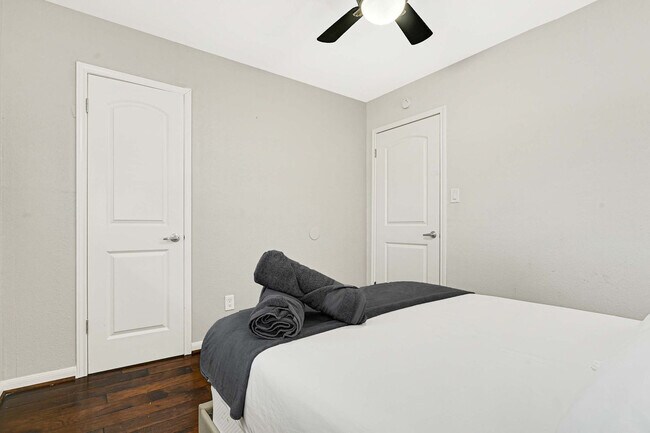 Building Photo - 5534 Loch Lomond Dr