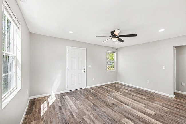 Building Photo - Renovated 2 Bed 1 Bath Home