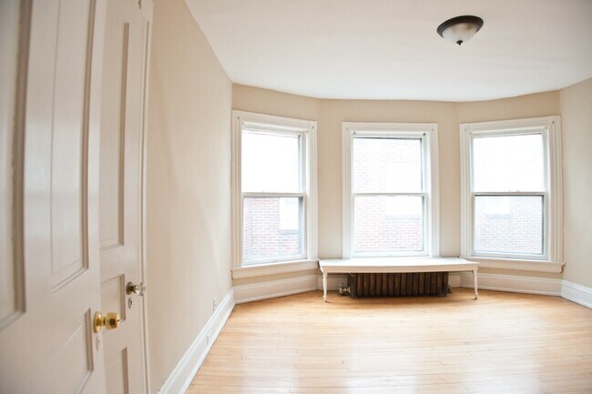 Building Photo - 2216 E Ivanhoe Pl