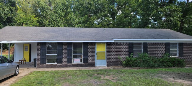 Primary Photo - Beautifully remodeled 4 bed/1&1/2 bath home