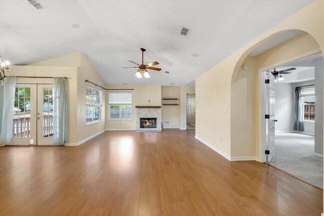 Building Photo - 2025 Ascot Way