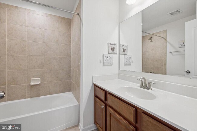 Building Photo - 6252 Newport Ct