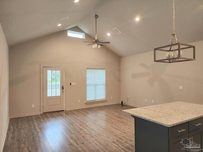 Building Photo - 106 S G St