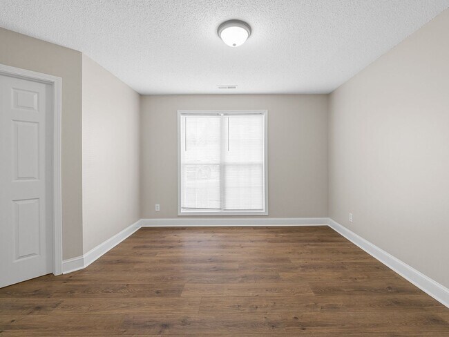 Building Photo - Freshly Renovated 3 BR, 2 BA Townhome Cent...