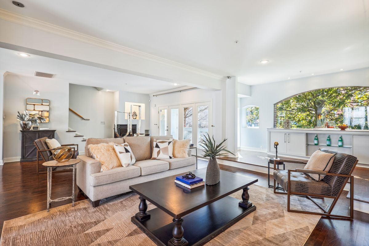 Building Photo - 337 W 7th St