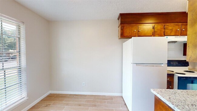 Building Photo - 815 Llano Pl