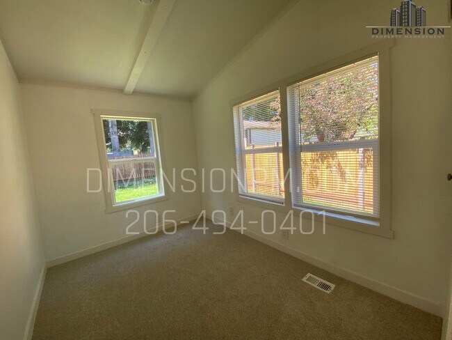 Building Photo - 4 Bed 2.5 Bath Remodelled Manufactured Home in Kent! Available NOW! Easy self showings!