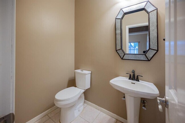 Building Photo - 1114 Gulfton Dr