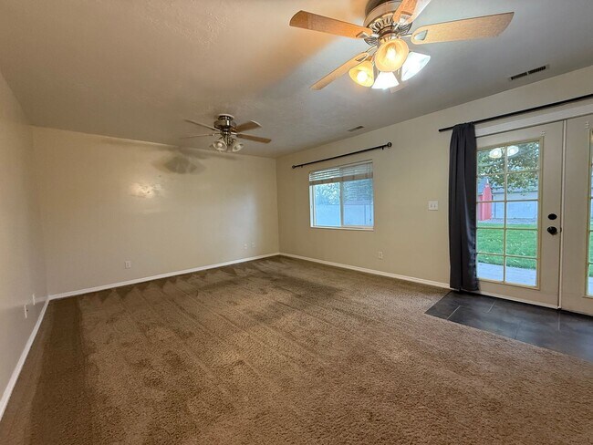 Building Photo - Spacious 5-Bedroom Home in Clinton!