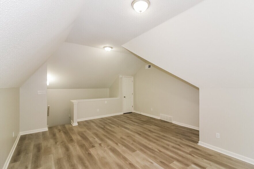 Building Photo - 636 Old River Cove