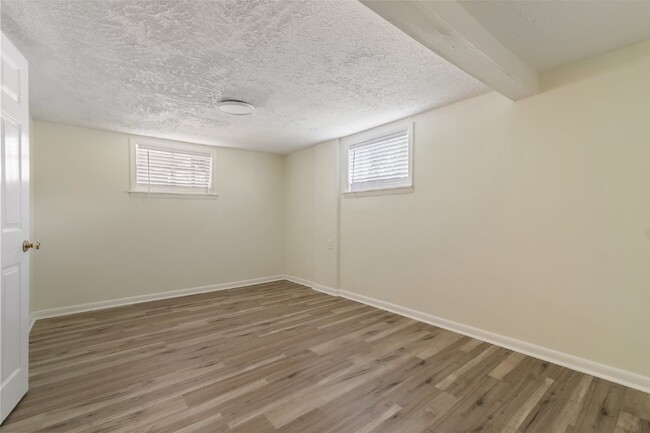 Building Photo - Freshly renovated duplex near Charlotte Av...