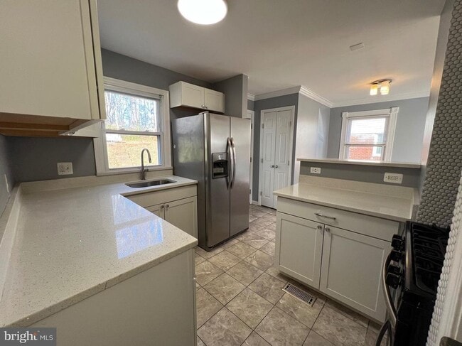 Building Photo - 5804 Shoshone Dr