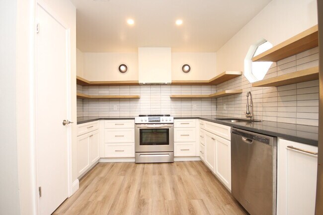 Building Photo - Charming Renovated 3/2 Cottage with Granit...