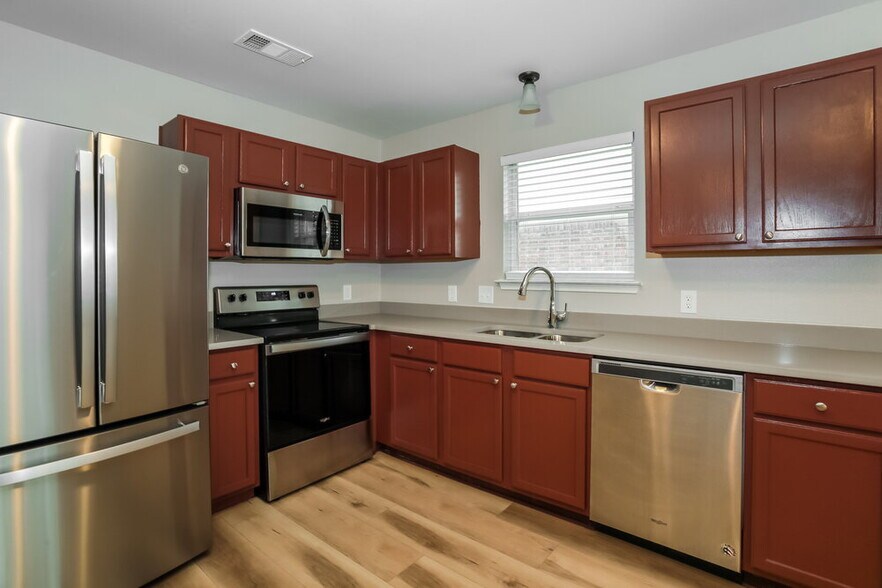 Building Photo - 2500 Briar Forest Dr