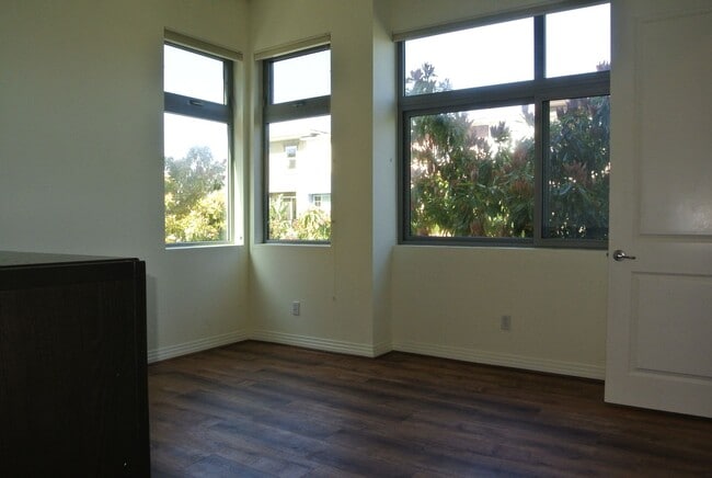 Building Photo - 3 Story town home with rooftop deck in Oce...