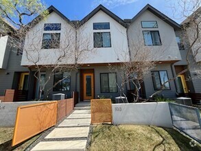 Building Photo - Gorgeous 2 Story Townhome in the Heart of ...