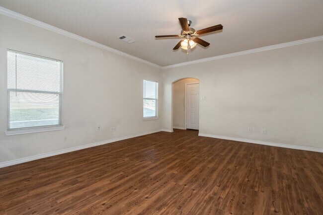 Building Photo - Great 3 bed/2 bath Home Backing onto Holland Park Recreation Area/Trail!!