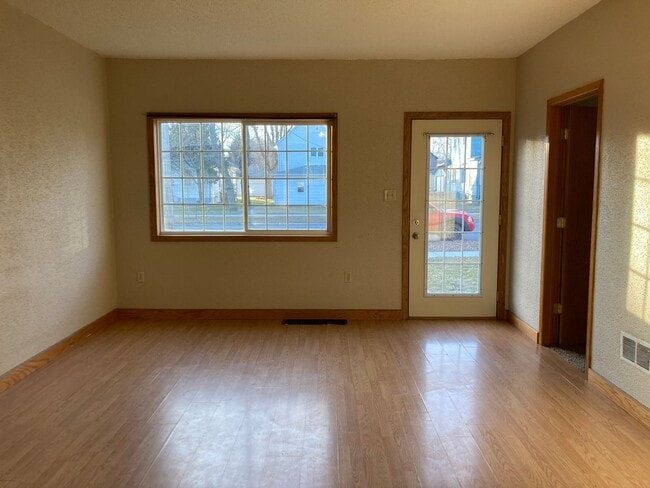 Building Photo - 2 Bedroom House