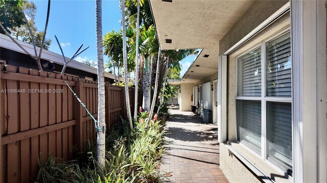 Building Photo - 1021 N Victoria Park Rd