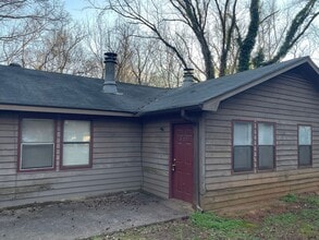 Building Photo - 2 bedroom, 1 bath duplex is located on a cul-de-sac near Cedar Shoals High School