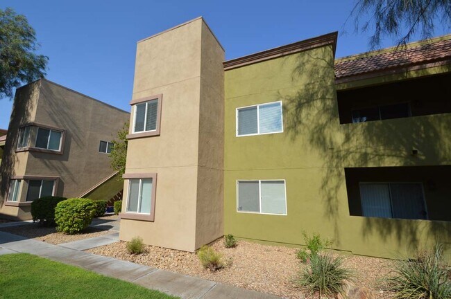 Building Photo - A Spacious and Stylish 2 Bed / 2 Ba Condo Gated Community