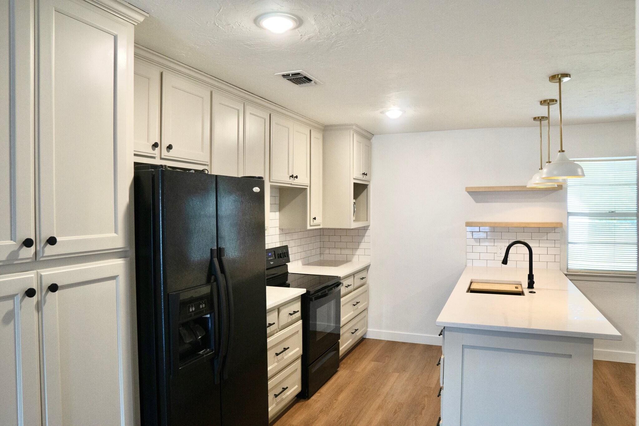 Building Photo - 737 Hallvale Dr