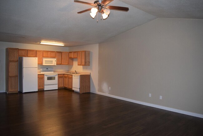 Building Photo - 3 bedroom 2 Bathroom Duplex in Hunters Ridge