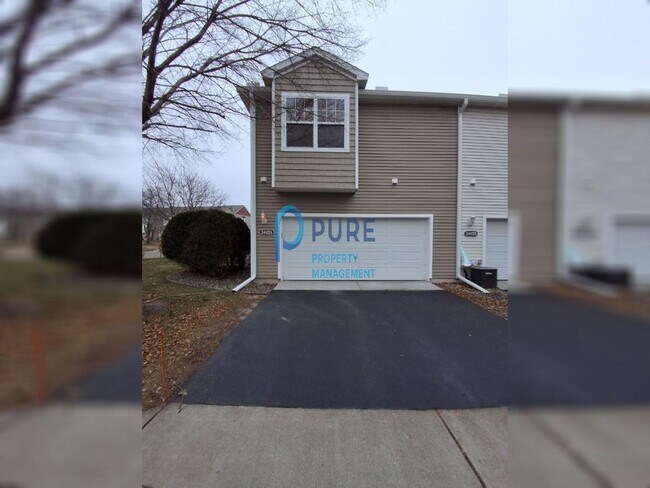 Building Photo - Woodbury 3 BR /2 BA Pet friendly Townhouse...