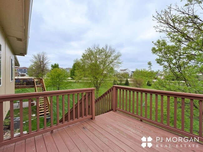 Building Photo - Charming 3 bedroom, 2 bathroom Duplex with 2 Car Garage