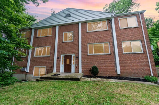 Primary Photo - 3525 Linwood Ave