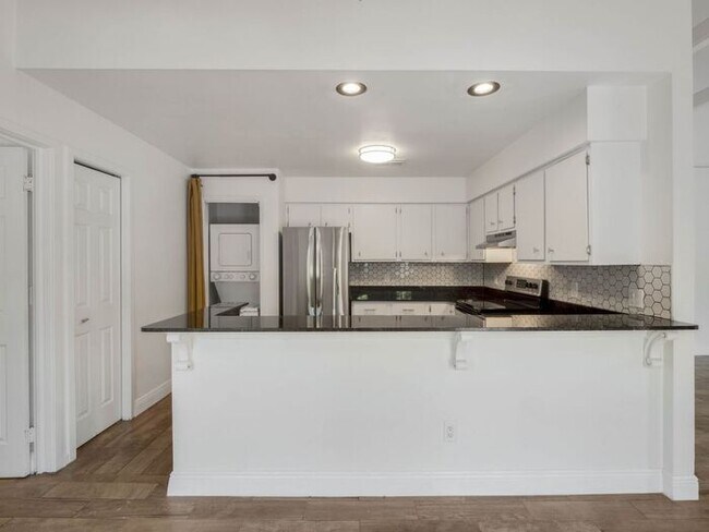 Building Photo - Charming 1/1 condo near Lake Virginia