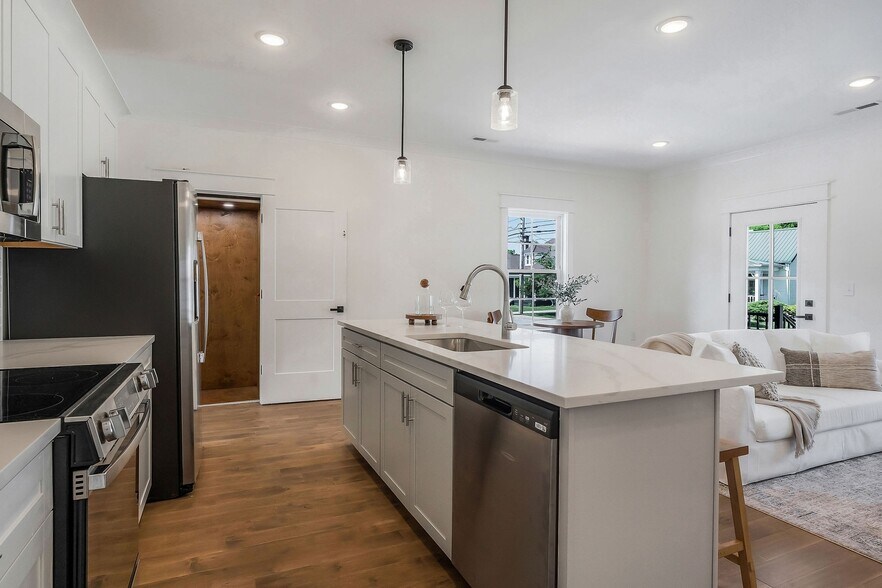 Building Photo - 207 S High St