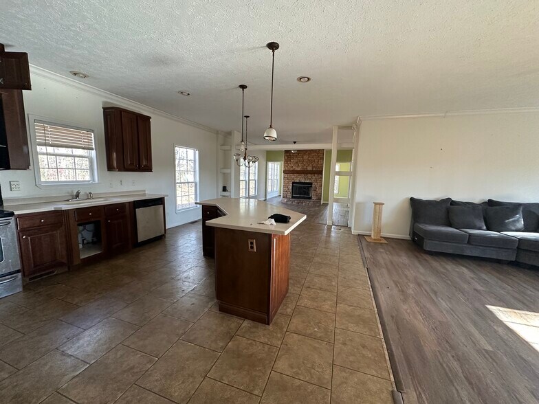 Building Photo - 2290 Ashland Rd