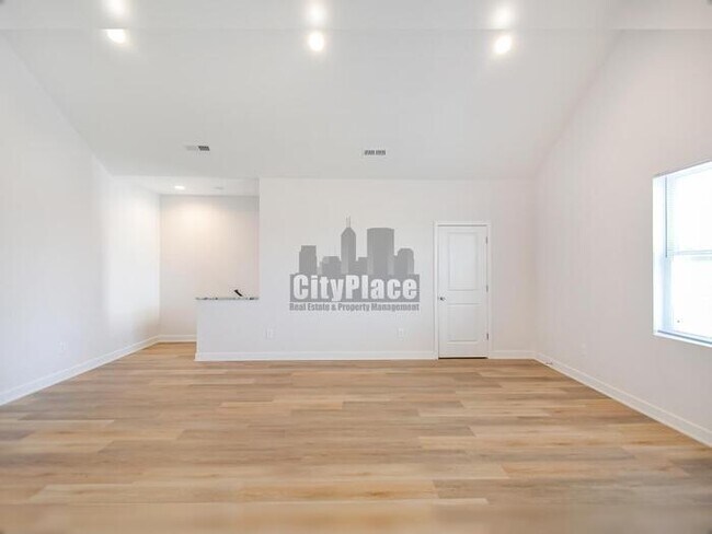 Building Photo - 1135 W 21st St