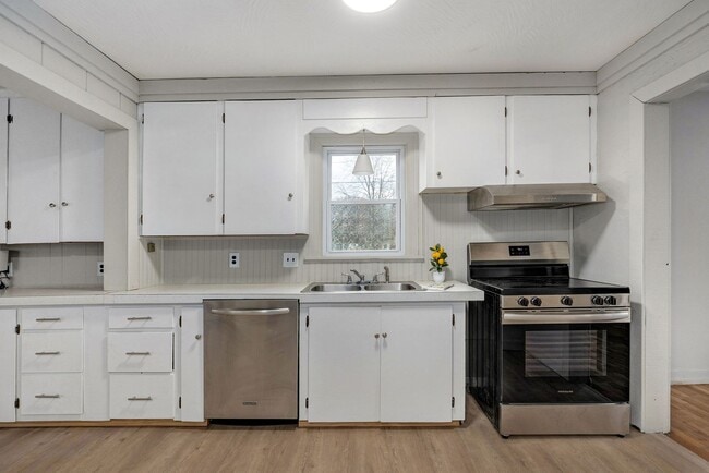 Building Photo - Charming 2 Bed | 1 Bath Home with Updated Interior