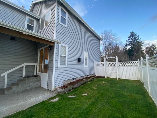 Building Photo - Large Dupont Home ~ Northwest Landing Comm...