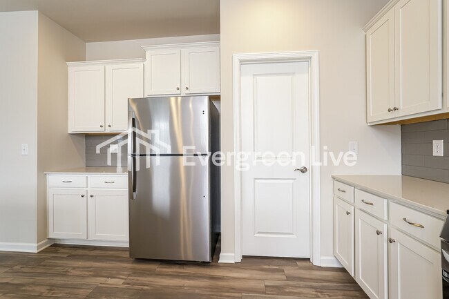 Building Photo - 5585 Hydrangea St