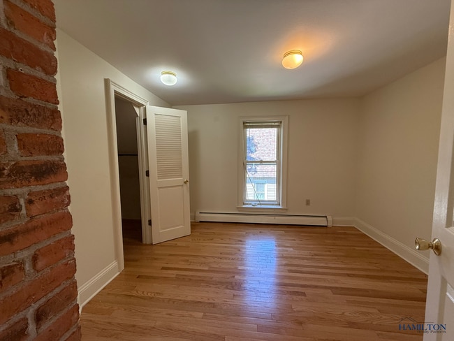 Building Photo - Clyde St - 045