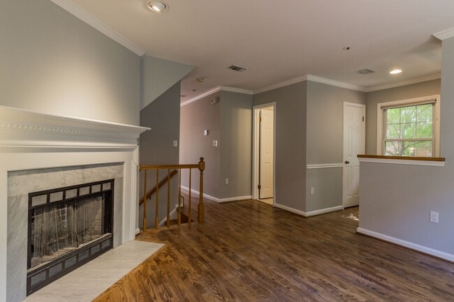 Building Photo - Beautiful 3 Bedroom 3/2 Bath Brick End Uni...