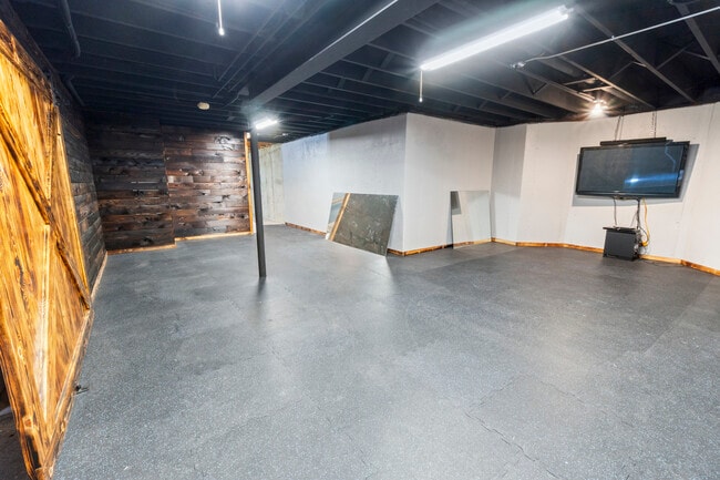 Building Photo - 2208 Crystal Cir