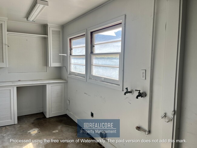 Building Photo - 3220 Parkside Dr