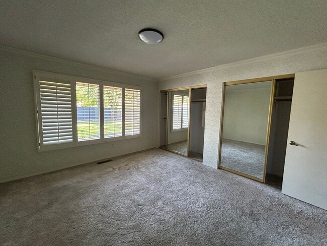 Building Photo - 6589 Meadowridge Dr