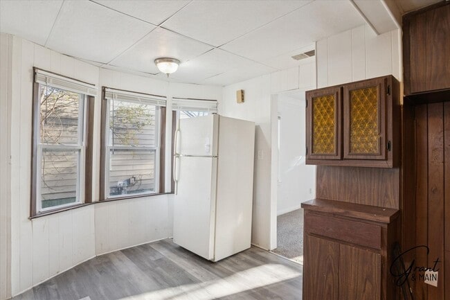 Building Photo - $1,100/month - 2 Bed 1 Bath