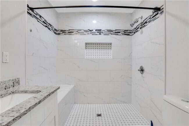 Building Photo - 3436 Pinehill Dr