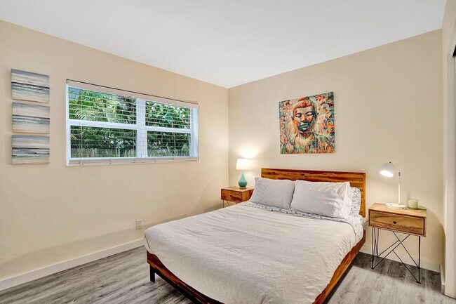 Building Photo - 417 NE 17th Ave