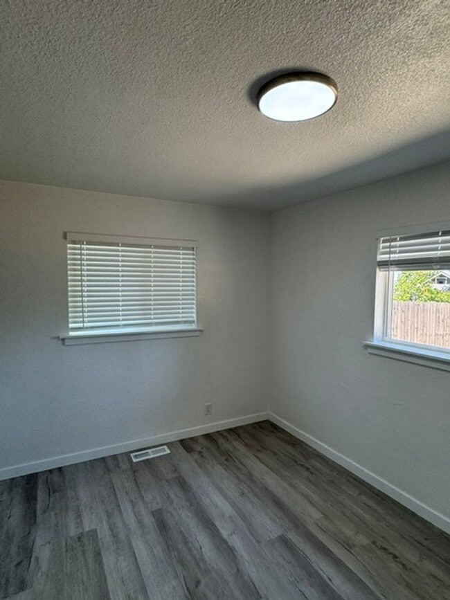 Building Photo - FULLY REMODELED 3 BEDROOM SINGLE FAMILY HOME