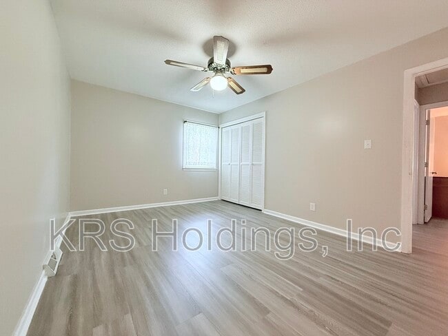 Building Photo - 715 White Oak Dr