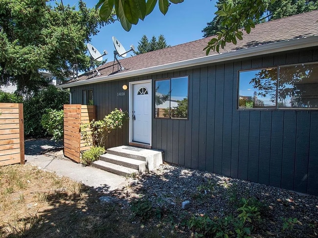 Primary Photo - 3 BR / 1 BA in nicely updated duplex in No...